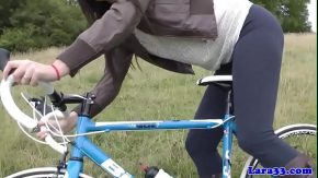 Biciclista isi rupe pizda cand cade