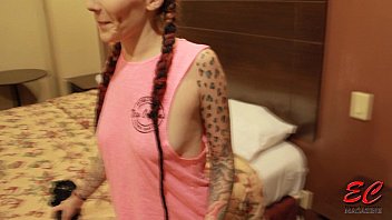 Tatuata cu codite si silicoane face proba la haine porno