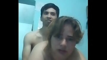 Latina Milf devine excitată pe cameră: Întâlnirea cu aburi de doggystyle a cuplului amator
