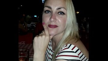Blonda umedă și sălbatică Veronika se masturbează la extaz