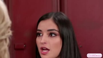 Busty Dean împărtășește o experiență lesbiană intimă cu petita Emily Willis