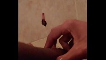 BBW MILF stochează o încărcătură dezordonată în timp ce smulge cocoșul ei negru mare