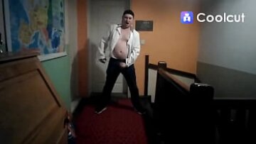 Masturbarea publică în birou: Adrian Jabłoński, îmbrăcat în costum