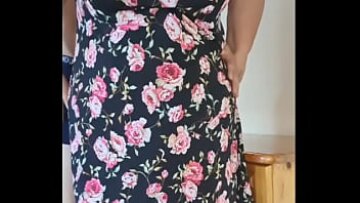 BBW Granny Missbumble își expune fundul plin după ce a scos chiloții mari