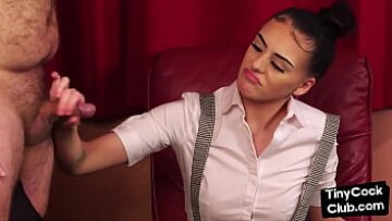 Babe femdom-îmbrăcat în stocare preia controlul cocoșului mic