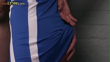 CFNM Femdom Locker Room Distracție: Cheerleaders fierbinți oferind o mână intensă de mână