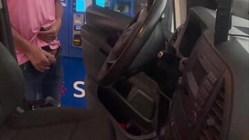 Călătorie obraznică: Tipul matur devine plin de benzină