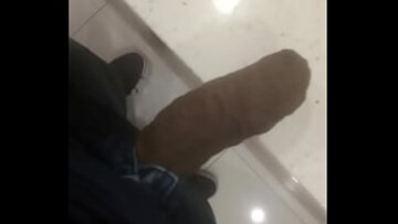 Cocoș negru masiv bukkake peste voluptuoasele țâțe și funduri ale brunetei brunete