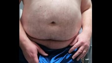 Cocoș mare sexy simțindu -se în plus excitat în boxeri de mătase ras