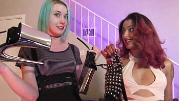 Amazoane înalte Lux și Daisy Ducati compară înălțimi în tocuri