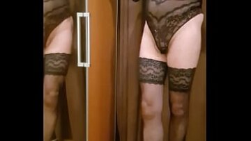 Lynneglover, travesti senzuală, pozând în corp de lenjerie sexy, tachinând cu mișcări elegante