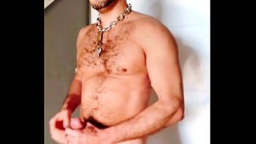 Urmărește-l pe acest tătic cu un penis mare care se smuciază pe lanțul său de gât în ​​această scenă de masturbare a băieților solo.