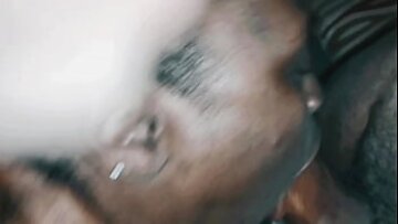 Pregătește-te pentru o acțiune facială intensă cu această MILF de culoare abanos, în timp ce ia un penis mare negru și înghite fiecare picătură de spermă!