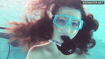 Adolescentul francez fierbinte Emi Serene își arată fundul suculent și sânii mici în timp ce înoată nud în piscină