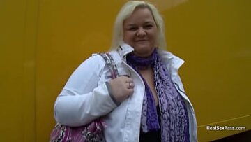 Voluptuoasă blondă BBW în cizme se dezbrăcă și își face plăcere păsărica rasă cu un vibrator