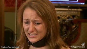 Doi sclavi strâns legați și chinuiți într-o sesiune de dracu de grup interracial hardcore cu loviri dure și călugări