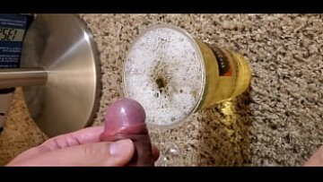 Urmărește această fată înfierpată care piss într-o cupă și pe podea – Kinky Urine Play