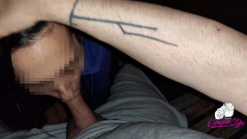 Un cuplu se trage într-un parc întunecat noaptea în timp ce ea face o muie publică